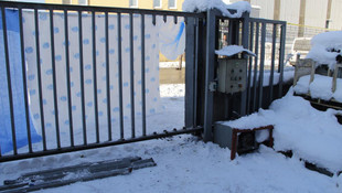 İş yerinin kapısına sıkışarak öldü