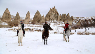 Karla kaplı Kapadokya’da atlı tur keyfi