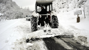Kendi yaptığı aparatla karla mücadelede ediyor
