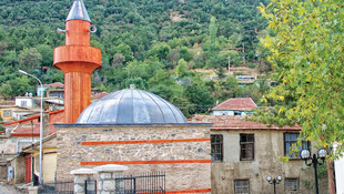 Konyada Kızılca Mescidinin minaresi fırtınada yıkıldı