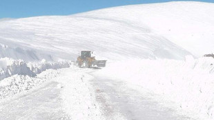 Erzurum ve Karsta yağan yoğun kar yolları kapattı