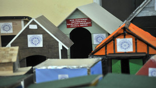 Öğrenciler soğukta kalan sokak hayvanları için kulübe yaptı