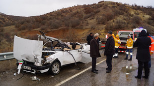 Otomobil tırın dorsesine çarptı: 1 ölü, 2 yaralı