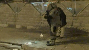 Polisevi önünde şüpheli paket