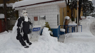 Polisler de kardan adam yaptı