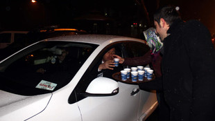 Soğuk havada vatandaşlara salep ikramı