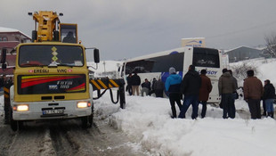 Su kanalına düşen otobüs vinçlerle kurtarıldı
