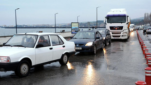 Lapseki İskelesi'nde araç yoğunluğu