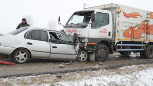 Tekirdağ'da kamyonla otomobil çarpıştı: 2 ölü, 1 yaralı