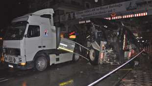 Tır dorsesindeki kepçe otomobilin üstüne devrildi: 1 ölü