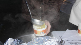 Üniversite öğrencilerine belediyeden sıcak ikram