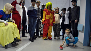 Tıp Fakültesi öğrencilerinden hasta çocuklara yılbaşı eğlencesi