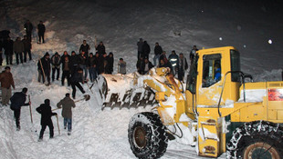 Van'da minibüsün üzerine çığ düştü: 1 ölü