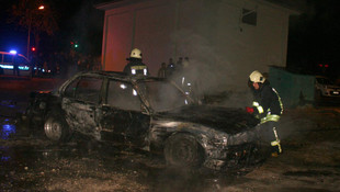 Yanan otomobilinin söndürülmesine tepki gösterdi