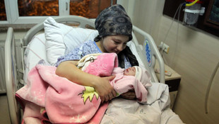 Yılın ilk bebeğinin doğumuna babası yetişemedi