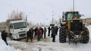 Yolda mahsur kalan kamyon sürücüsü kurtarıldı