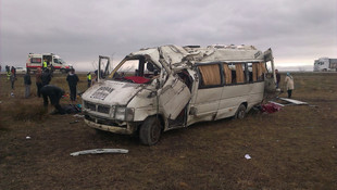 Konyada mültecileri taşıyan minibüs kaza yaptı