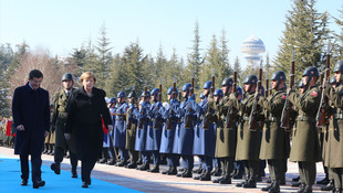 Almanya Başbakanı Merkel ayağının tozuyla Anıtkabiri ziyaret etti!