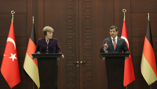 Davutoğlu ve Merkel basın toplantısı düzenledi!