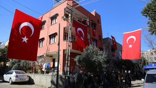 Ankaradaki terör saldırısında şehit düşen er Ali Öztaşın evine Türk bayrakları asıldı...