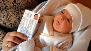 Iraklı Emine Sare bebeğe uluslararası koruma belgesi!