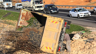 Şanlıurfada kamyon ve öğrenci servisi çarpıştı: 13 yaralı