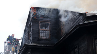 Üsküdarda iki katlı ahşap evde yangın!