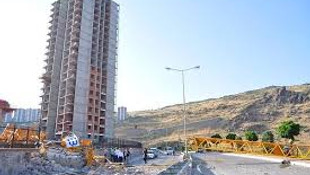 İzmirde vinç devrildi operatörü hayatını kaybetti!