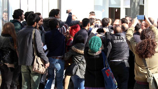 Anadolu Üniversitesinde afiş asan 2 öğrenci gözaltına alındı