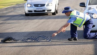Konyada bir şüpheli polisten kaçarken polise çarptı!