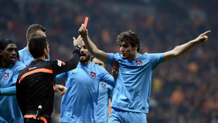 Trabzonspor Salih Dursunun kırmızı kart gösteren fotoğrafını tişörtlere bastı