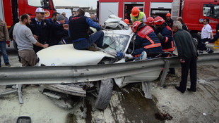 Sakarya Serdivanda otomobil hafriyat yüklü tıra çarptı: 2 ölü 1 yaralı