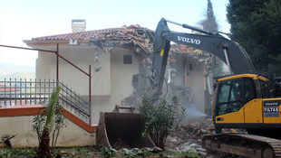 Kenan Evrenin Beyazevi yeni sahibi tarafından yıkıldı