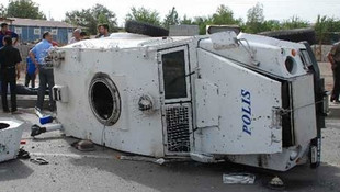 Diyarbakırda zırhlı polis aracı devrildi: 1i ağır 3 polis yaralı