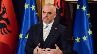 AB Komiser Hahn Arnavutluk'ta