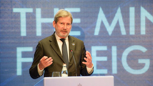 AB Komiseri Hahn Arnavutluk'ta