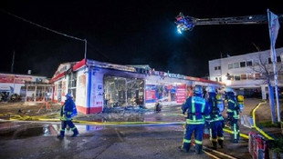 Türklere ait iş merkezi kundaklandı