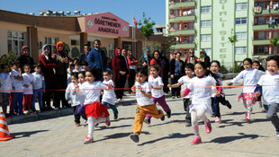 Anaokulu öğrencileri dürüstlük için koştu