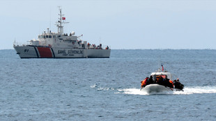 Şişme botla Midilli Adasına geçmeye çalışan 51 mülteci yakalandı