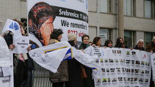 Bosnalı kurban yakınlarından Karadzic protestosu