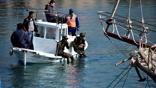 Dalgıçlar deniz dibinden atık topladı