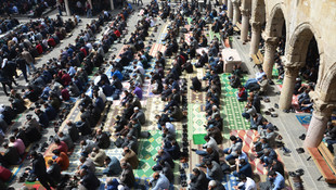 Diyarbakırlılar cuma namazı için Ulu Cami'ye akın etti