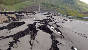 Amasya-Sivas arasında meydana gelen heyelan nedeniyle yol ulaşıma kapandı