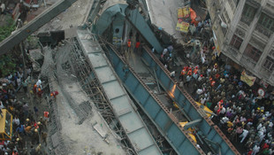 Hindistan'da çöken köprü