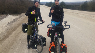 Hollandalı gençlerin bisikletle Kırgızistan yolculuğu