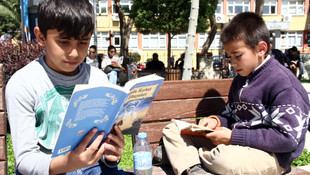 Kitap okuyup çam fidanlarını aldılar