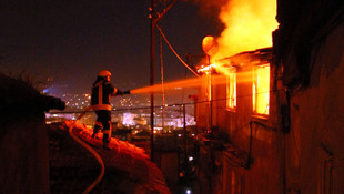 Manisa'da ev yangını