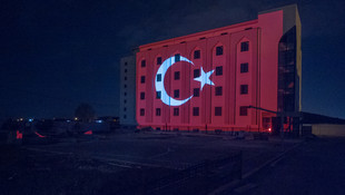 Mehmet Fatih Medresesi Türk bayrağının renklerine büründü