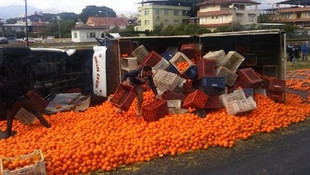 Sakaryada portakal yüklü kamyon devrildi: 2 yaralı