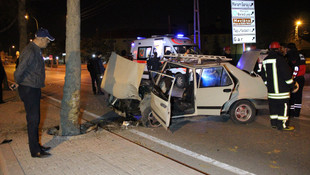 Otomobil ağaca çarptı: 2 yaralı